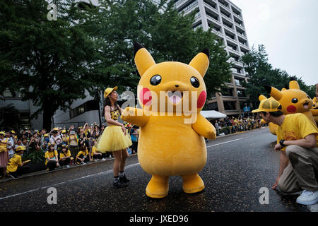 14 AOÛT 2017 caractères Pikachu Pikachu mars pendant la parade du Carnaval à Yokohama, au sud de Tokyo, Japon, 14 août 2017. Une centaine de Pikachu, danseurs et artistes interprètes ou exécutants ont défilé dans les rues dans le cadre de l'épidémie de 'Pikachu !". Crédit : Nicolas Datiche/AFLO/Alamy Live News Banque D'Images