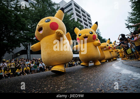 14 AOÛT 2017 caractères Pikachu Pikachu mars pendant la parade du Carnaval à Yokohama, au sud de Tokyo, Japon, 14 août 2017. Une centaine de Pikachu, danseurs et artistes interprètes ou exécutants ont défilé dans les rues dans le cadre de l'épidémie de 'Pikachu !". Crédit : Nicolas Datiche/AFLO/Alamy Live News Banque D'Images