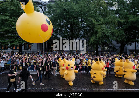 14 AOÛT 2017 caractères Pikachu Pikachu mars pendant la parade du Carnaval à Yokohama, au sud de Tokyo, Japon, 14 août 2017. Une centaine de Pikachu, danseurs et artistes interprètes ou exécutants ont défilé dans les rues dans le cadre de l'épidémie de 'Pikachu !". Crédit : Nicolas Datiche/AFLO/Alamy Live News Banque D'Images