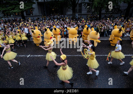 14 AOÛT 2017 caractères Pikachu Pikachu mars pendant la parade du Carnaval à Yokohama, au sud de Tokyo, Japon, 14 août 2017. Une centaine de Pikachu, danseurs et artistes interprètes ou exécutants ont défilé dans les rues dans le cadre de l'épidémie de 'Pikachu !". Crédit : Nicolas Datiche/AFLO/Alamy Live News Banque D'Images