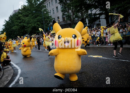 14 AOÛT 2017 caractères Pikachu Pikachu mars pendant la parade du Carnaval à Yokohama, au sud de Tokyo, Japon, 14 août 2017. Une centaine de Pikachu, danseurs et artistes interprètes ou exécutants ont défilé dans les rues dans le cadre de l'épidémie de 'Pikachu !". Crédit : Nicolas Datiche/AFLO/Alamy Live News Banque D'Images