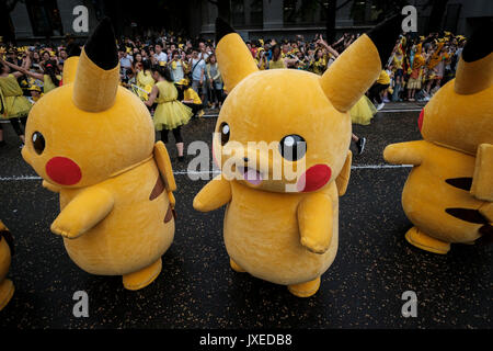 14 AOÛT 2017 caractères Pikachu Pikachu mars pendant la parade du Carnaval à Yokohama, au sud de Tokyo, Japon, 14 août 2017. Une centaine de Pikachu, danseurs et artistes interprètes ou exécutants ont défilé dans les rues dans le cadre de l'épidémie de 'Pikachu !". Crédit : Nicolas Datiche/AFLO/Alamy Live News Banque D'Images