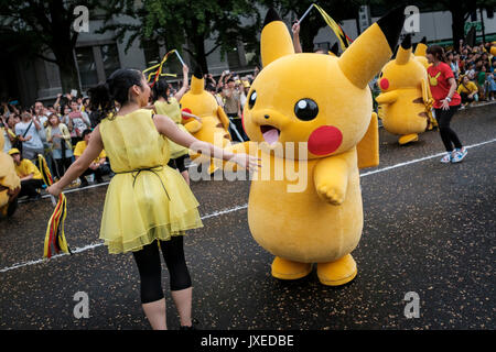 14 AOÛT 2017 caractères Pikachu Pikachu mars pendant la parade du Carnaval à Yokohama, au sud de Tokyo, Japon, 14 août 2017. Une centaine de Pikachu, danseurs et artistes interprètes ou exécutants ont défilé dans les rues dans le cadre de l'épidémie de 'Pikachu !". Crédit : Nicolas Datiche/AFLO/Alamy Live News Banque D'Images