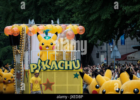 14 AOÛT 2017 caractères Pikachu Pikachu mars pendant la parade du Carnaval à Yokohama, au sud de Tokyo, Japon, 14 août 2017. Une centaine de Pikachu, danseurs et artistes interprètes ou exécutants ont défilé dans les rues dans le cadre de l'épidémie de 'Pikachu !". Crédit : Nicolas Datiche/AFLO/Alamy Live News Banque D'Images