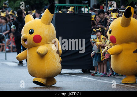 14 AOÛT 2017 caractères Pikachu Pikachu mars pendant la parade du Carnaval à Yokohama, au sud de Tokyo, Japon, 14 août 2017. Une centaine de Pikachu, danseurs et artistes interprètes ou exécutants ont défilé dans les rues dans le cadre de l'épidémie de 'Pikachu !". Crédit : Nicolas Datiche/AFLO/Alamy Live News Banque D'Images