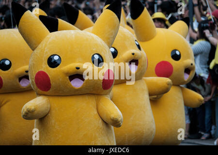 14 AOÛT 2017 caractères Pikachu Pikachu mars pendant la parade du Carnaval à Yokohama, au sud de Tokyo, Japon, 14 août 2017. Une centaine de Pikachu, danseurs et artistes interprètes ou exécutants ont défilé dans les rues dans le cadre de l'épidémie de 'Pikachu !". Crédit : Nicolas Datiche/AFLO/Alamy Live News Banque D'Images