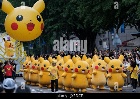 14 AOÛT 2017 caractères Pikachu Pikachu mars pendant la parade du Carnaval à Yokohama, au sud de Tokyo, Japon, 14 août 2017. Une centaine de Pikachu, danseurs et artistes interprètes ou exécutants ont défilé dans les rues dans le cadre de l'épidémie de 'Pikachu !". Crédit : Nicolas Datiche/AFLO/Alamy Live News Banque D'Images