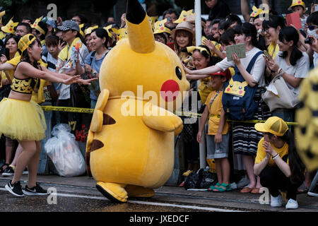 14 AOÛT 2017 caractères Pikachu Pikachu mars pendant la parade du Carnaval à Yokohama, au sud de Tokyo, Japon, 14 août 2017. Une centaine de Pikachu, danseurs et artistes interprètes ou exécutants ont défilé dans les rues dans le cadre de l'épidémie de 'Pikachu !". Crédit : Nicolas Datiche/AFLO/Alamy Live News Banque D'Images