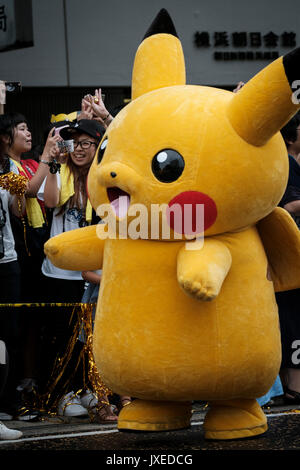 14 AOÛT 2017 caractères Pikachu Pikachu mars pendant la parade du Carnaval à Yokohama, au sud de Tokyo, Japon, 14 août 2017. Une centaine de Pikachu, danseurs et artistes interprètes ou exécutants ont défilé dans les rues dans le cadre de l'épidémie de 'Pikachu !". Crédit : Nicolas Datiche/AFLO/Alamy Live News Banque D'Images