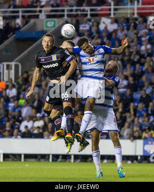 Reading, UK. Août 15, 2017. John Terry de Aston Villa va jusqu'à un tir contre Liam Moore de lecture lors de la Sky Bet Championship match entre lecture et Aston Villa au stade Madejski, lecture, l'Angleterre le 15 août 2017. Photo par Andy Rowland / premier Images des médias. **L'USAGE ÉDITORIAL FA Premier League et Ligue de football sont soumis à licence DataCo. Crédit : Andrew Rowland/Alamy Live News Banque D'Images