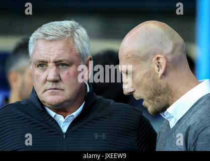 Reading, UK. Août 15, 2017. Aston Villa Manager Steve Bruce (à gauche) et de lecture Manager Jaap Stam au cours de la Sky Bet Championship match entre lecture et Aston Villa au stade Madejski, lecture, l'Angleterre le 15 août 2017. Photo par Andy Rowland / premier Images des médias. **L'USAGE ÉDITORIAL FA Premier League et Ligue de football sont soumis à licence DataCo. Crédit : Andrew Rowland/Alamy Live News Banque D'Images