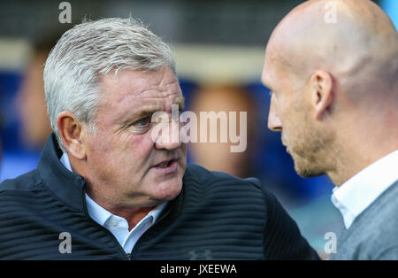 Reading, UK. Août 15, 2017. Aston Villa Manager Steve Bruce pendant le ciel parier match de championnat entre lecture et Aston Villa au stade Madejski, lecture, l'Angleterre le 15 août 2017. Photo par Andy Rowland / premier Images des médias. **L'USAGE ÉDITORIAL FA Premier League et Ligue de football sont soumis à licence DataCo. Crédit : Andrew Rowland/Alamy Live News Banque D'Images