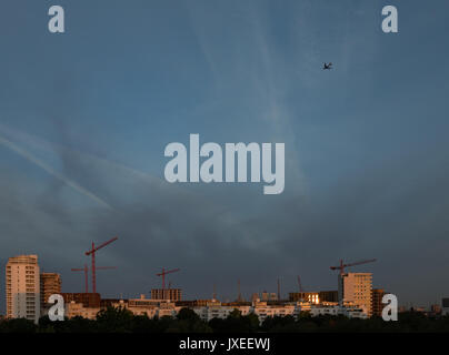 Silvertown, Newham, London, UK. 16 août 2017. UK Météo : ciel bleu vif au lever du soleil à Londres Silvertown. Un jour sec est prévu. Réaménagement complet produit au Royal wharf Crédit : WansfordPhoto/Alamy Live News Banque D'Images