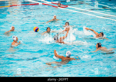 Kuala Lumpur, Malaisie. Août 16, 2017. Yip Yang (numéro 11) de Singapour, les attaques contre la Thaïlande dans le men's water-polo match du tournoi à la ronde au cours des Jeux d'Asie du Sud Est à Kuala Lumpur. Singapour a gagné 13-2 à leur premier match de la compétition. Singapour domine la compétition, après avoir remporté toutes les éditions 26 depuis le début de la péninsule de l'Asie du Sud-Est en 1965. Jeux Credit : SOPA/Alamy Images Limited Live News Banque D'Images