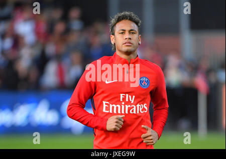 Paris Saint-Germain l'avant du Brésil de Neymar exécute au cours de l'anglais L1 match de football Paris Saint-Germain (PSG) contre l'En Avant Guingamp (EAG) au stade du Roudourou à Guingamp le 13 août 2017. Banque D'Images