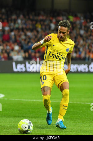 Paris Saint-Germain l'avant du Brésil de Neymar exécute au cours de l'anglais L1 match de football Paris Saint-Germain (PSG) contre l'En Avant Guingamp (EAG) au stade du Roudourou à Guingamp le 13 août 2017. Banque D'Images