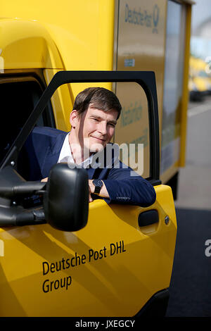 Cologne, Allemagne. Août 16, 2017. Co-fondateur de StreetScooter GmbH, Achim Kampker, assis dans un StreetScooter à Cologne, Allemagne, 16 août 2017. Deutsche Post DHL Group et Ford a présenté le travail de StreetScooter XL fourgon électrique. Photo : Oliver Berg/dpa/Alamy Live News Banque D'Images