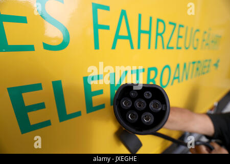 Cologne, Allemagne. Août 16, 2017. Une fiche d'alimentation est branché sur un véhicule électrique à Cologne, Allemagne, 16 août 2017. Deutsche Post DHL Group et Ford a présenté le travail de StreetScooter XL fourgon électrique. Photo : Oliver Berg/dpa/Alamy Live News Banque D'Images