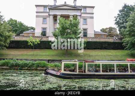 Londres le 16 août 2017. Une péniche navigue dans Regent's Canal Londres qui est couvert dans les algues croissant en raison des récentes conditions chaudes Crédit : amer ghazzal/Alamy Live News Banque D'Images