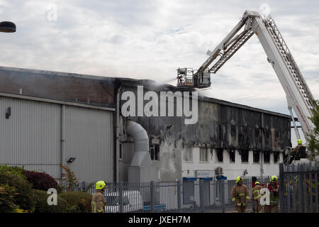 Southend on sea, Essex, Royaume-Uni. 16 août 2017. Incendie de l'aéroport. Un vaste incendie a éclaté à l'air Livery hangar basé à l'aéroport de Londres Southend à environ 11:00 AM Les équipes de pompiers ont été prompts à répondre à l'incident. Crédit : Darren Attersley/Alamy Live News Banque D'Images