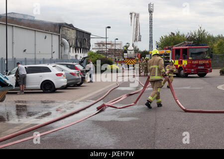 Southend on sea, Essex, Royaume-Uni. 16 août 2017. Incendie de l'aéroport. Un vaste incendie a éclaté à l'air Livery hangar basé à l'aéroport de Londres Southend à environ 11:00 AM Les équipes de pompiers ont été prompts à répondre à l'incident. Crédit : Darren Attersley/Alamy Live News Banque D'Images