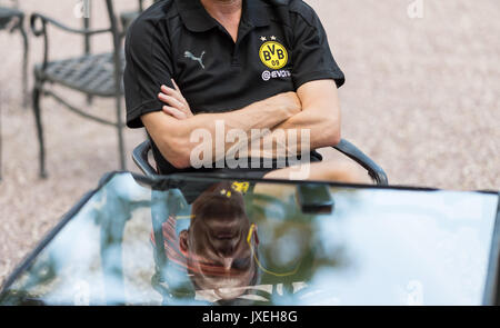 Bad Ragaz, Suisse. 30 juillet, 2017. Hans-Joachim Watzke, président-directeur général du Borussia Dortmund, reflétée dans une table en verre haut pendant une entrevue à Bad Ragaz, Suisse, 30 juillet 2017. Photo : Guido Kirchner/dpa/Alamy Live News Banque D'Images