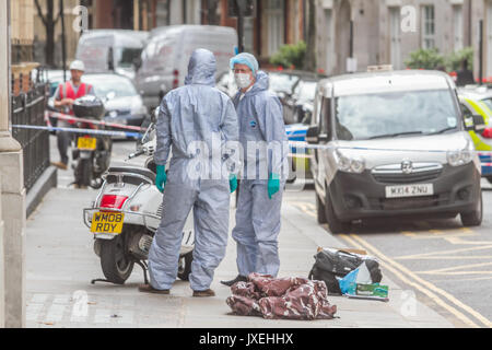 Londres, Royaume-Uni. Août 16, 2017. Cordon de police au large de la scène de crime dans le basilic rue comme officiers judiciaires effectuer une enquête sur Boodles bijouterie à Knightsbridge raid par une bande armée Crédit : amer ghazzal/Alamy Live News Banque D'Images