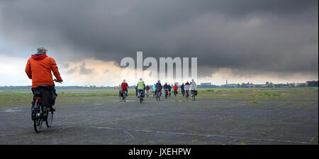 Berlin, Allemagne. Août 16, 2017. Les cyclistes de moins de pluie nuages sombres à l'ancien aéroport de Tempelhof à Berlin, Allemagne, 16 août 2017. Photo : Wolfgang Kumm/dpa/Alamy Live News Banque D'Images