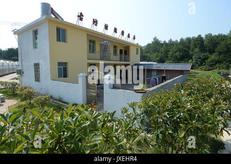 (170816) -- GANZHOU, 16 août 2017 (Xinhua) -- une maison de repos est vu dans Gufang Wenwuba dans village canton de Huichang Comté, Ganzhou City, province de Jiangxi, Chine orientale, le 28 juillet 2017. Depuis 2016, le gouvernement local dans Gufang village prendre des mesures ciblées dans la pauvreté. Les infrastructures, comme les routes, les maisons et l'énergie solaire, lampes, ont été construits et de nouvelles industries ont été introduits dans le village, qui a changé le village de façon spectaculaire. Les étangs à poissons, des serres ainsi que les vergers ont stimulé l'économie agricole locale. Amélioration de l'environnement dans le village a également attiré de nombreux migran Banque D'Images