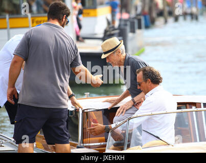 Venise, Italie. Août 16, 2017. Premier jour de tournage pour Clint Eastwood's 'Le 15:17 à Paris, à la gare Santa Lucia de Venise en août 2017, 26 ans, un nommé marocain Ayoub al-Qahzzani ont ouvert le feu avec une kalachnikov sur un train parti d'Amsterdam et réalisé à Paris. Trois Américains, deux soldats et un civil, désarmés et en Boghese, réussi à bloquer. Le film est tiré du livre "Le 15:17 à Paris : l'histoire vraie d'un terroriste, train, et trois héros américain". Credit : IPA/Alamy Live News Banque D'Images