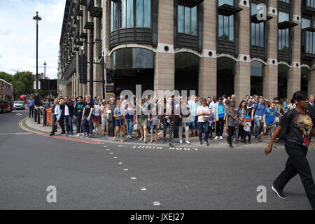 Londres, Royaume-Uni. Août 16, 2017. Les touristes profiter de la poursuite du beau temps à Londres. Credit : Keith Larby/Alamy Live News Banque D'Images