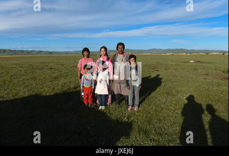 (170816) -- XIAHE, 16 août 2017 (Xinhua) -- Deqen Yuzhen (2e L'arrière) et les membres de sa famille posent pour une photo de famille sur la prairie de sa ville natale, Maqu, comté de la préfecture autonome tibétaine de Gannan, Province de Gansu, du nord-ouest de la Chine, le 13 août 2017. Deqen Yuzhen, qui est né le 14 septembre 1998, est la fille d'un berger dans la famille Maqu County, préfecture autonome tibétaine de Gannan, Province de Gansu, du nord-ouest de la Chine. Malheureusement elle a perdu la vue en raison d'une grave maladie quand elle était bébé. Elle a été envoyé à l'école pour enfants aveugles dans le sud-ouest de la Chine, région autonome du Tibet à l'ag Banque D'Images