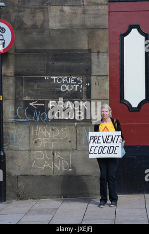 Preston, Lancashire (Royaume-Uni).  !6ème. Août 2017 : un petit groupe de manifestants anti-fracking a organisé une petite manifestation devant les bureaux de Lancashire County Council à Preston (Royaume-Uni) demandant que le conseil d'aujourd'hui connaître des allégations de violation des droits d'aménagement par Cuadrilla à leur site sur Preston New Road, Little Plumpton près de Blackpool. Cuadrilla ont installé leurs appareils de forage sur le site malgré des manifestations quotidiennes et de l'action directe par les protestataires et préparent la fracturation de puits horizontaux exploratoire pour déterminer les rendements. Banque D'Images