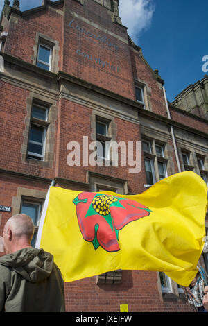 Preston, Lancashire (Royaume-Uni).  !6ème. Août 2017 : un petit groupe de manifestants anti-fracking a organisé une petite manifestation devant les bureaux de Lancashire County Council à Preston (Royaume-Uni) demandant que le conseil d'aujourd'hui connaître des allégations de violation des droits d'aménagement par Cuadrilla à leur site sur Preston New Road, Little Plumpton près de Blackpool. Cuadrilla ont installé leurs appareils de forage sur le site malgré des manifestations quotidiennes et de l'action directe par les protestataires et préparent la fracturation de puits horizontaux exploratoire pour déterminer les rendements. Banque D'Images