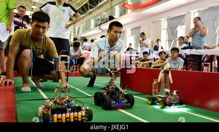 Shanghai, Chine, la province de Shandong. Août 16, 2017. Les participants des compétitions au robot la concurrence dans la Chine Shanghai, Chine de l'est la province du Shandong, le 16 août 2017. Un total de 3 450 participants de 210 universités ont participé au concours. Credit : Lu Jie/Xinhua/Alamy Live News Banque D'Images