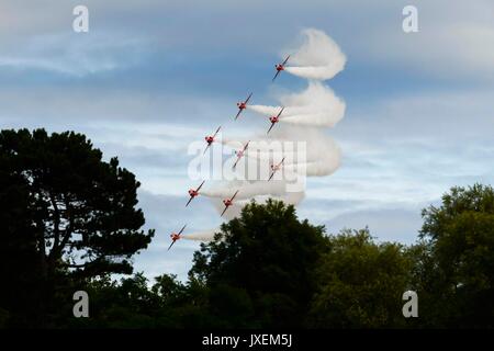 Weymouth, Dorset, UK. Août 16, 2017. La RAF Flèches rouges swoop à travers les arbres comme ils effectuent leur affichage acrobatique sur la station balnéaire de Weymouth, dans le Dorset sur les villes Journée carnaval. Crédit photo : Graham Hunt/Alamy Live News Banque D'Images