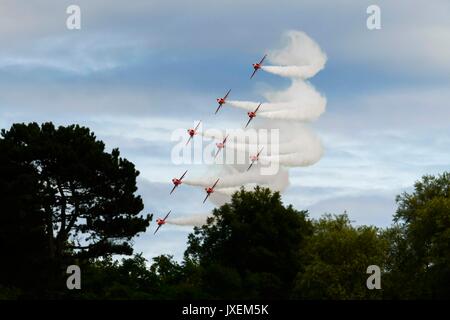 Weymouth, Dorset, UK. Août 16, 2017. La RAF Flèches rouges swoop à travers les arbres comme ils effectuent leur affichage acrobatique sur la station balnéaire de Weymouth, dans le Dorset sur les villes Journée carnaval. Crédit photo : Graham Hunt/Alamy Live News Banque D'Images