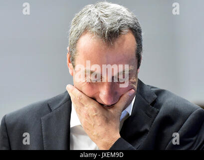 L'entraîneur tchèque Ronen Ginzburg réagit au cours d'un match amical contre la République tchèque Turquie avant la coupe d'Europe de basket-ball à Prague, République tchèque, le 16 août 2017. (CTK Photo/Roman Vondrous) Banque D'Images