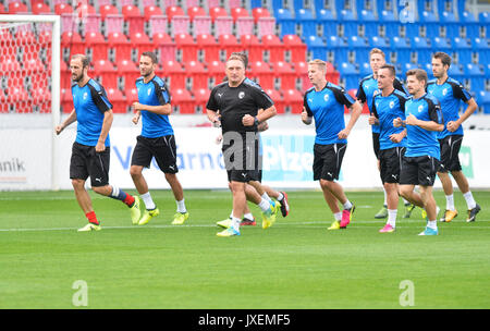 Pilsen, République tchèque. Août 16, 2017. Les joueurs tchèque assister à une session de formation avant l'UEFA Europa League match de foot Viktoria Plzen vs AEK Larnaka à Pilsen, République tchèque, le 16 août 2017. Photo : CTK Miroslav Chaloupka/Photo/Alamy Live News Banque D'Images