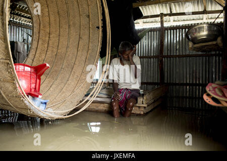 Bogra, Bangladesh. Août 16, 2017. Abdul kudus pile dans l'eau depuis 7 jours dans la zone Manikdi à Bogra. La souffrance des peuples continue comme beaucoup d'entre eux ont quitté leurs foyers avec leur bétail, chèvres, poules et autres animaux de compagnie et ont trouvé refuge dans des zones sûres et bon nombre de ces personnes n'ont pas encore été en mesure de retourner à mesure que l'eau n'a pas entièrement disparu de leurs foyers. Incidents liés aux crues dans Dinajpur, Gaibandha Lalmonirhat et augmenter le nombre de morts à 30 dans les trois derniers jours à travers le pays. Credit : K M Asad/ZUMA/Alamy Fil Live News Banque D'Images