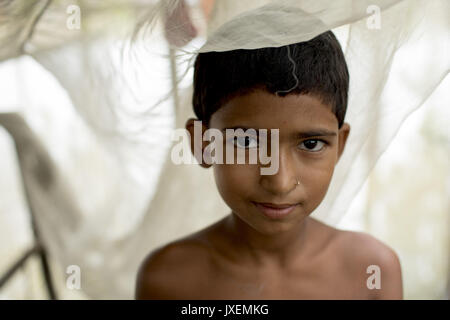 Bogra, Bangladesh. Août 16, 2017. Prendre une fille d'abris temporaires pour les inondations en zone Kajla à Bogra. La souffrance des peuples continue comme beaucoup d'entre eux ont quitté leurs foyers avec leur bétail, chèvres, poules et autres animaux de compagnie et ont trouvé refuge dans des zones sûres et bon nombre de ces personnes n'ont pas encore été en mesure de retourner à mesure que l'eau n'a pas entièrement disparu de leurs foyers. Incidents liés aux crues dans Dinajpur, Gaibandha Lalmonirhat et augmenter le nombre de morts à 30 dans les trois derniers jours à travers le pays. Credit : K M Asad/ZUMA/Alamy Fil Live News Banque D'Images