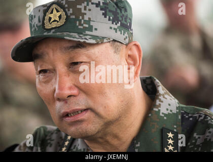 Haichung, Chine. Août 16, 2017. L'Armée de libération du peuple chinois Le Général Chanson Puxuan aux États-Unis au cours des discussions avec le président de l'état-major général Joseph Dunford au Théâtre du nord de l'armée chinoise commande Force Haichung 16 Août, 2017 Camp dans Haichung, Chine. Dunford dit les dirigeants chinois que les Etats-Unis espéraient les pressions diplomatiques et économiques serait convaincre la Corée du Nord de mettre fin à son programme nucléaire, mais que c'était aussi la préparation de l'option militaire. Credit : Planetpix/Alamy Live News Banque D'Images