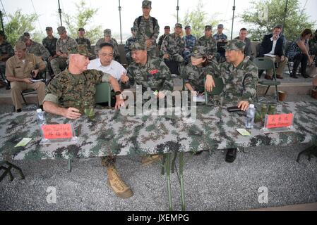 Haichung, Chine. Août 16, 2017. U.S. Président de l'état-major général Joseph Dunford, gauche, parle avec l'Armée de libération du peuple chinois, le Général Chanson Puxuan, droit, à l'Armée du Nord commande Chinois Théâtre Force Haichung 16 Août, 2017 Camp dans Haichung, Chine. Dunford dit les dirigeants chinois que les Etats-Unis espéraient les pressions diplomatiques et économiques serait convaincre la Corée du Nord de mettre fin à son programme nucléaire, mais que c'était aussi la préparation de l'option militaire. Credit : Planetpix/Alamy Live News Banque D'Images