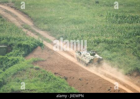 Haichung, Chine. Août 16, 2017. Les soldats de l'Armée populaire de libération en manœuvre un blindé transporteur personnel lors d'une attaque de l'exercice dans la salle de théâtre du Nord chinois armée Commande spéciale Haichung 16 Août, 2017 Camp dans Haichung, Chine. L'exercice était de visiter les États-Unis Président de l'état-major général Joseph Dunford. Credit : Planetpix/Alamy Live News Banque D'Images