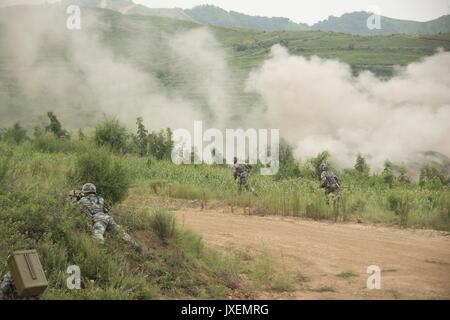 Haichung, Chine. Août 16, 2017. Les soldats de l'Armée populaire de libération au cours d'une attaque d'infanterie de l'exercice dans la salle de théâtre du Nord chinois armée Commande spéciale Haichung 16 Août, 2017 Camp dans Haichung, Chine. L'exercice était de visiter les États-Unis Président de l'état-major général Joseph Dunford. Credit : Planetpix/Alamy Live News Banque D'Images