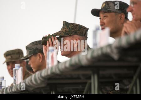 Haichung, Chine. Août 16, 2017. U.S. Président de l'état-major général Joseph Dunford observe les soldats de l'Armée populaire de libération lors d'une attaque de l'exercice dans la salle de théâtre du Nord chinois armée Commande spéciale Haichung 16 Août, 2017 Camp dans Haichung, Chine. Dunford dit les dirigeants chinois que les Etats-Unis espéraient les pressions diplomatiques et économiques serait convaincre la Corée du Nord de mettre fin à son programme nucléaire, mais que c'était aussi la préparation de l'option militaire. Credit : Planetpix/Alamy Live News Banque D'Images