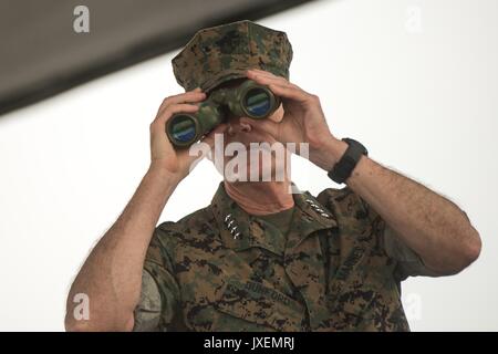 Haichung, Chine. Août 16, 2017. U.S. Président de l'état-major général Joseph Dunford observe les soldats de l'Armée populaire de libération lors d'une attaque de l'exercice dans la salle de théâtre du Nord chinois armée Commande spéciale Haichung 16 Août, 2017 Camp dans Haichung, Chine. Dunford dit les dirigeants chinois que les Etats-Unis espéraient les pressions diplomatiques et économiques serait convaincre la Corée du Nord de mettre fin à son programme nucléaire, mais que c'était aussi la préparation de l'option militaire. Credit : Planetpix/Alamy Live News Banque D'Images