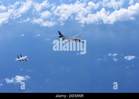 Un U.S. Air Force B-1B Lancer bomber avec le 37e Escadron expéditionnaire piégée est escorté par un Japan Air Self-Defense Force F-15 Fighter Le 15 août 2017 au sujet des îles Senkaku Îles, le Japon. Le bombardier Flying out of Anderson Air Force Base à Guam est une démonstration de force que les tensions persistent avec la Corée du Nord. Banque D'Images