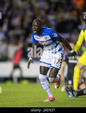 Reading, UK. Août 15, 2017. Modou Barrow de lecture tours pour célébrer marquant son premier but pour le club le rendant 20 au cours de la Sky Bet Championship match entre lecture et Aston Villa au stade Madejski, lecture, l'Angleterre le 15 août 2017. Photo par Andy Rowland/Premier Images des médias. **L'USAGE ÉDITORIAL FA Premier League et Ligue de football sont soumis à licence DataCo. Crédit : Andrew Rowland/Alamy Live News Banque D'Images