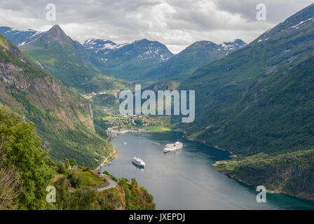 Village de Geiranger vu de Ornevegen viewpoint Banque D'Images